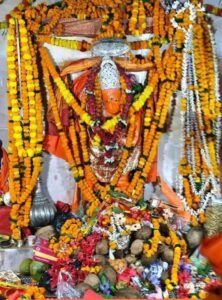 गिरजाबंध हनुमान मंदिर अपने नवनिर्माण और भव्य स्वरूप के कारण श्रद्धालुओं के बीच विशेष चर्चा